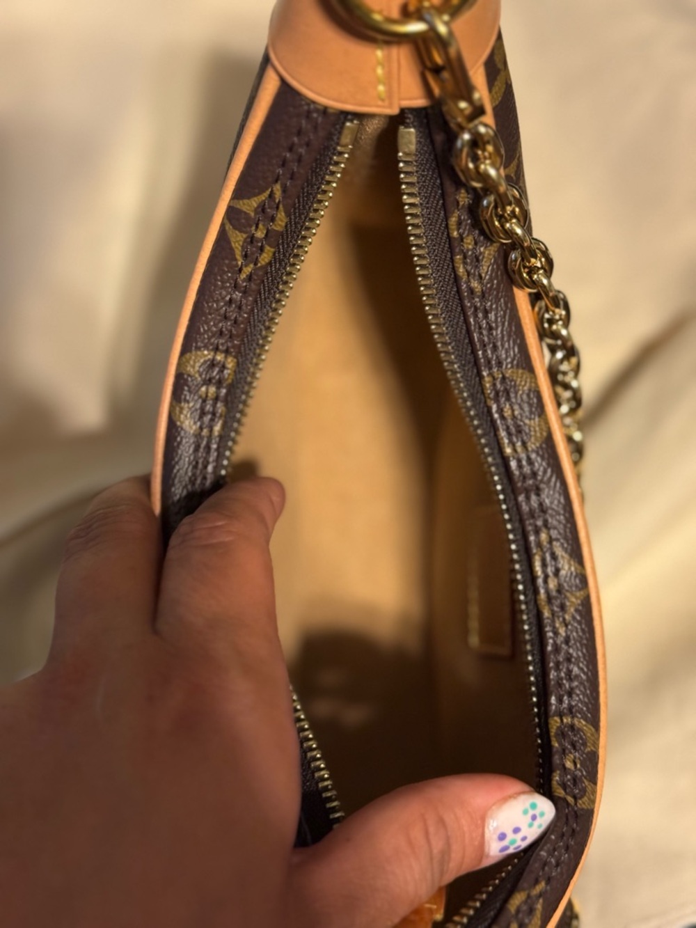 Louis Vuitton Loop - Picture 7 of 9